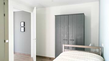 7 bedrooms, individually furnished, bed sheets