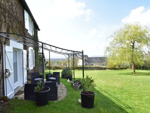 House | Balcony - Charming Holiday Home in Saint-franchy Near Forest (Saint-Franchy)
