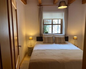 Nhà | 4 phòng ngủ, trang bị nội thất với thiết kế riêng biệt, bộ trải giường 