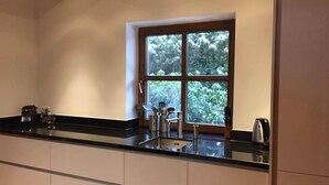 Casa | Cocina privada | Refrigerador y periquera 