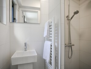 Chalet | Bathroom - Modern Forest Chalet (Enter)
