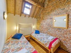 5 bedrooms, individually furnished, bed sheets - Located Near Maastricht Towards the Belgium Border (Eijsden)