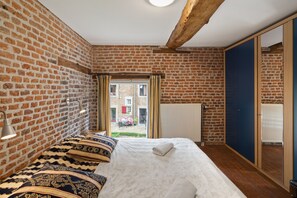 5 habitaciones, muebles diferentes y ropa de cama