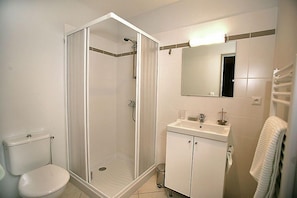 House | Bathroom | Bathtub, towels - Luxurious Villa With Nice Terrace in Rural Chalais (Chalais (Charente))