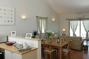 Dining - Luxurious Villa With Nice Terrace in Rural Chalais (Chalais (Charente))