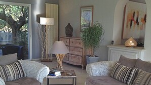 Fireplace, DVD player - Mediterranean Villa, Located at the Foot of the Village of Gassin, and 500m From St.-tropez (Gassin)