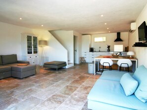 House | Living room - Modern House With Roof Terrace, Near the Popular St. Maxime (Plan-de-la-Tour)