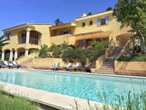 Villa | Exterior - Villa in Le Muy With Private Pool and Lake (Le Muy)