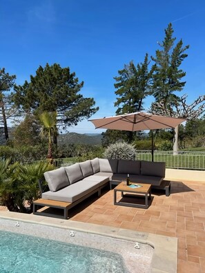 Villa | Balcony - Villa in Le Muy With Private Pool and Lake (Le Muy)