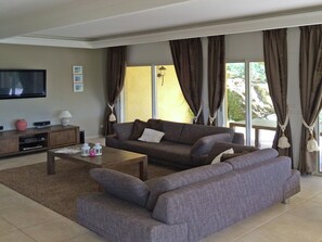 Villa | Living room - Villa in Le Muy With Private Pool and Lake (Le Muy)