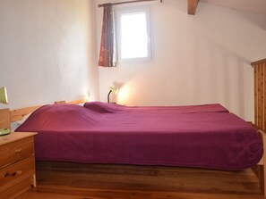 5 bedrooms, individually furnished, cots/infant beds - Large Holiday Home With Private Garden in Les Assions France (Les Assions)