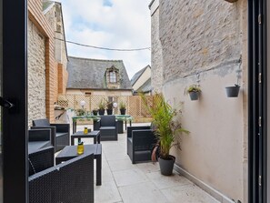Balcony - Fascinating Apartment in Bayeux With Communal Terrace/living Room and Kitchen (Bayeux)