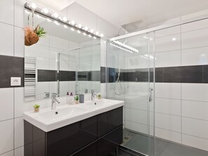 Apartment | Bilik Mandi | Pancuran mandi, tuala disediakan 
