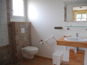 Bathroom - Comfortable Villa With Jacuzzi (Montbrun-des-Corbières)