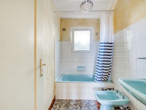 Bathtub - Cozy Holiday Home in Cogolin With Private Pool (Cogolin)