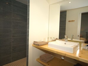 House | Bathroom | Combined shower/bathtub, towels - Charming Cottage With Pool, Garden and Terrace in the Garden of the Vendée (Les Brouzils)