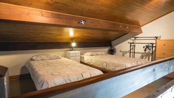 House | 2 bedrooms, individually furnished, iron/ironing board, bed sheets