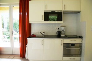 Apartment | Private kitchen - Cycling Escape in Montbrun (Montbrun-les-Bains)