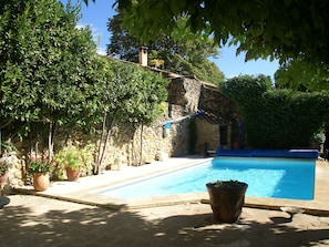 Outdoor pool - Quaint Holiday Home With Private Pool in Piolenc France (Piolenc)