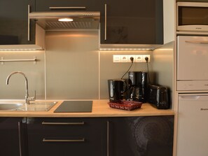 Apartment | Private kitchen - Modern Bayeux Hideaway (Bayeux)