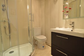Apartment | Bathroom - Modern Bayeux Hideaway (Bayeux)