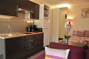 Apartment | Private kitchen - Modern Bayeux Hideaway (Bayeux)