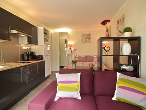 Living room - Modern Bayeux Hideaway (Bayeux)