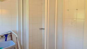 Shower, towels - Flat Edelweiss in Bad Mitterndorf With Dream View (Bad Mitterndorf)