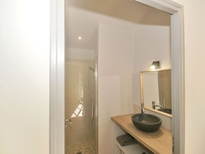 Villa | Bathroom | Shower, towels - Modern Holiday Cottage With Swimming Pool and Close to Beautiful Saint-remy-de-provence (Eyragues)