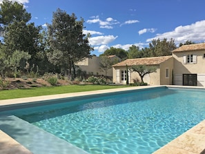 Outdoor pool - Modern Holiday Cottage With Swimming Pool and Close to Beautiful Saint-remy-de-provence (Eyragues)