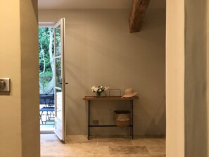 2 bedrooms, individually furnished, bed sheets - Modern Holiday Cottage With Swimming Pool and Close to Beautiful Saint-remy-de-provence (Eyragues)