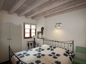 Cottage | Room amenity - Cottage in France With Covered Terrace (Roussines)