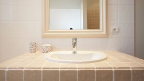 Unclassified image, 4 of 28, button - A Beautiful new Luxury Villa Close to Uzès (Flaux)