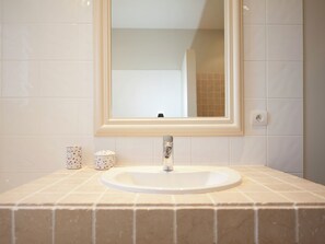 Villa | Bathroom | Shower - A Beautiful new Luxury Villa Close to Uzès (Flaux)