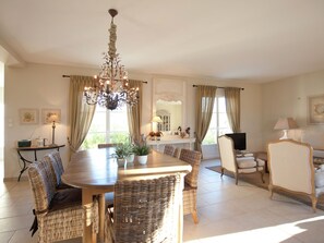 DVD player - A Beautiful new Luxury Villa Close to Uzès (Flaux)