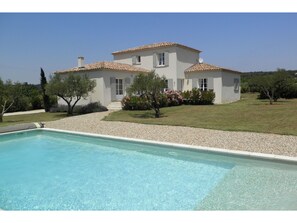 Outdoor pool - A Beautiful new Luxury Villa Close to Uzès (Flaux)