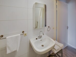 Apartment | Bathroom | Towels - Appealing Apartment in Dokkum for a Romantic Getaway (Dokkum)
