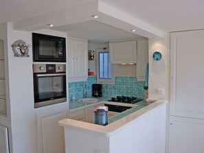 House | Private kitchen - Rural Villa With Shared Pool and Tennis Court (Theoule-sur-Mer)