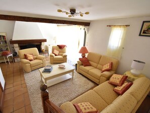 Villa | Living room - Villa in La Tour-sur-orb With Pool & Garden (La Tour-Sur-Orb)