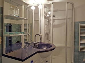 Villa | Bathroom | Bathtub - Beautiful Villa in Aups France With Private Swimming Pool (Aups)