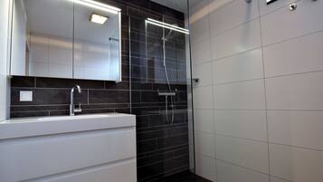Rumah | Kamar mandi | Shower dan handuk
