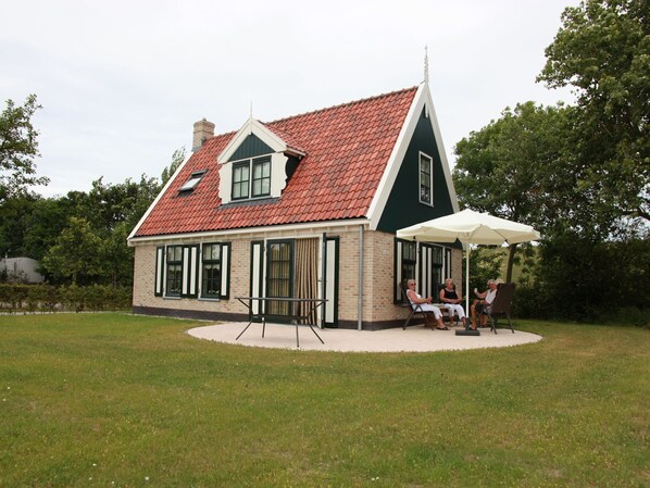Exterior - Nice Villa with Garden near Wadden Sea (Hippolytushoef)