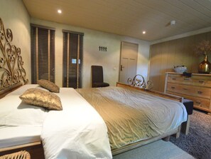 7 habitaciones, muebles diferentes y ropa de cama