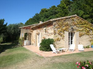 Balcony - Sunny Holiday Home in Provence With Pool (Seguret)
