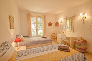 House - Sunny Holiday Home in Provence With Pool (Seguret)
