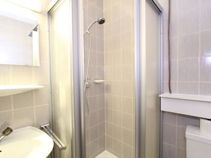 Bathroom - Apartment in Hopfgarten Near Ski Area With Garden & Parking (Hopfgarten im Brixental)
