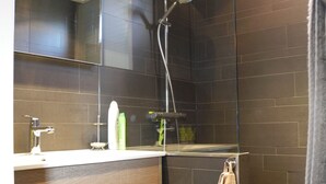 Shower, towels - Serenity and Space in a Region With Lots of Water (Nieuwkoop)