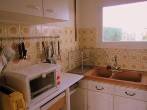Private kitchen - Cosy Cottage in Le Crotoy With Terrace (Le Crotoy)