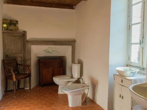 House | Bathroom | Combined shower/tub, towels - Characteristic Holiday Home With Private Pool, Privacy and Stunning View (Roquecor)