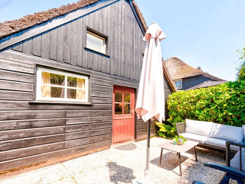 Modern Holiday Home in old Centre of Giethoorn With 2 Hours of Boat use